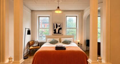 1880s Brownstone Apt by PATH - 15mins to Manhattan