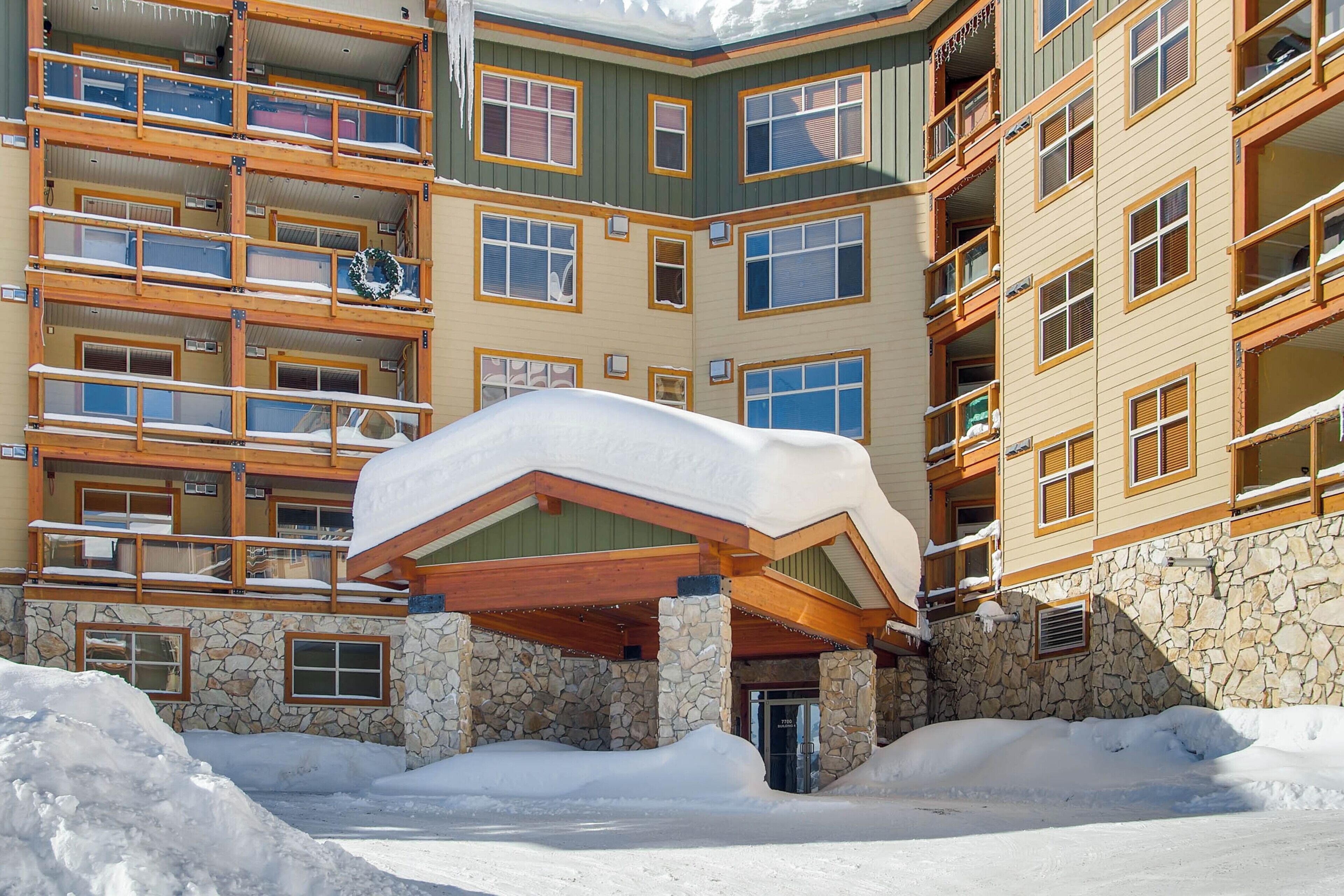 Un hôtel à plusieurs étages, doté de murs en pierre et de balcons en bois.
