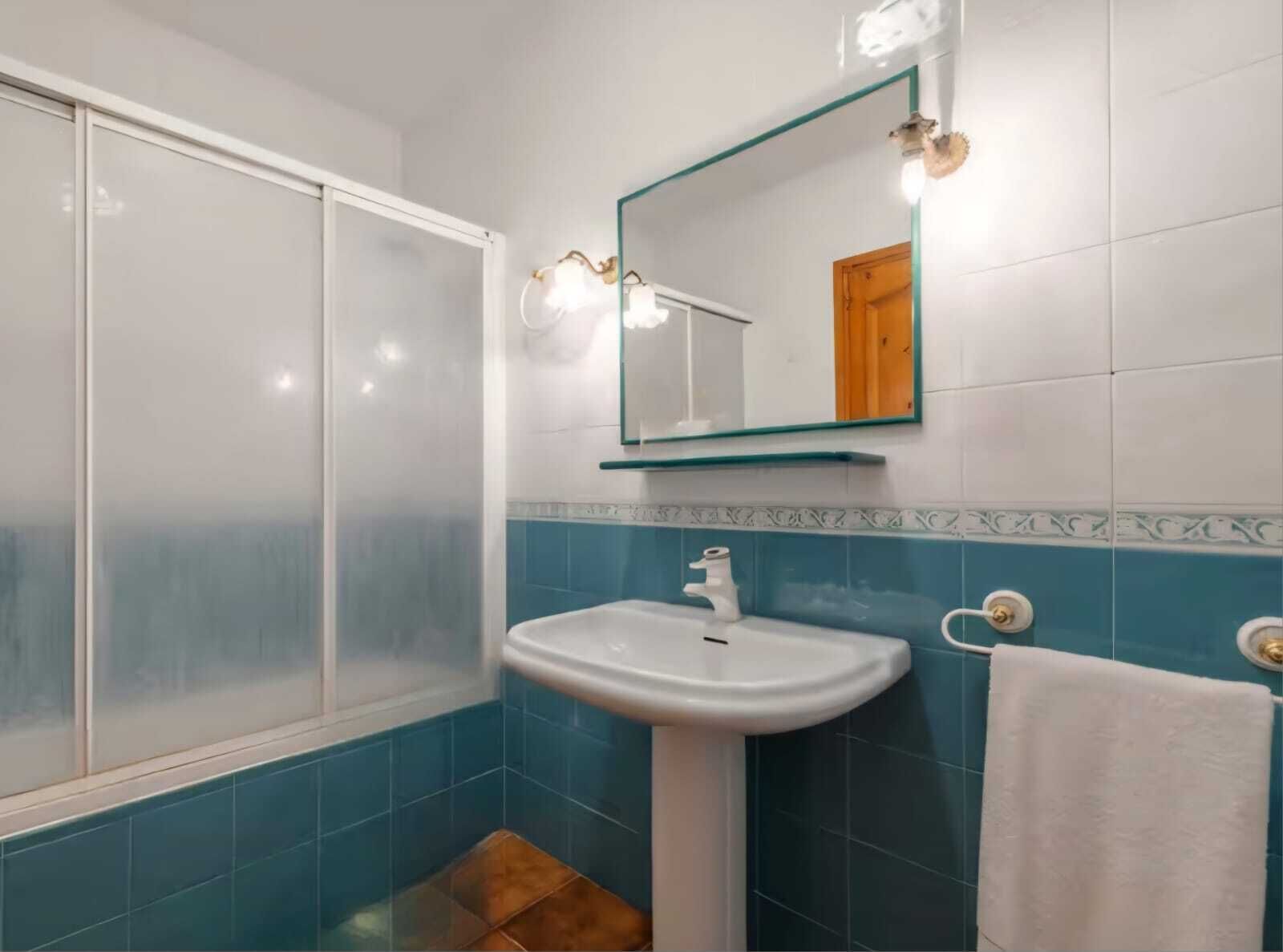 Bidet, serviettes fournies, savon, papier toilette
