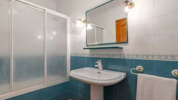 Bidet, serviettes fournies, savon, papier toilette