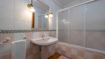 Een bidet, handdoeken, zeep, toiletpapier
