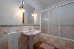Bidet, toallas, jabón, papel de baño