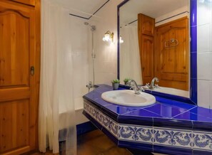 Bidet, toallas, jabón, papel higiénico