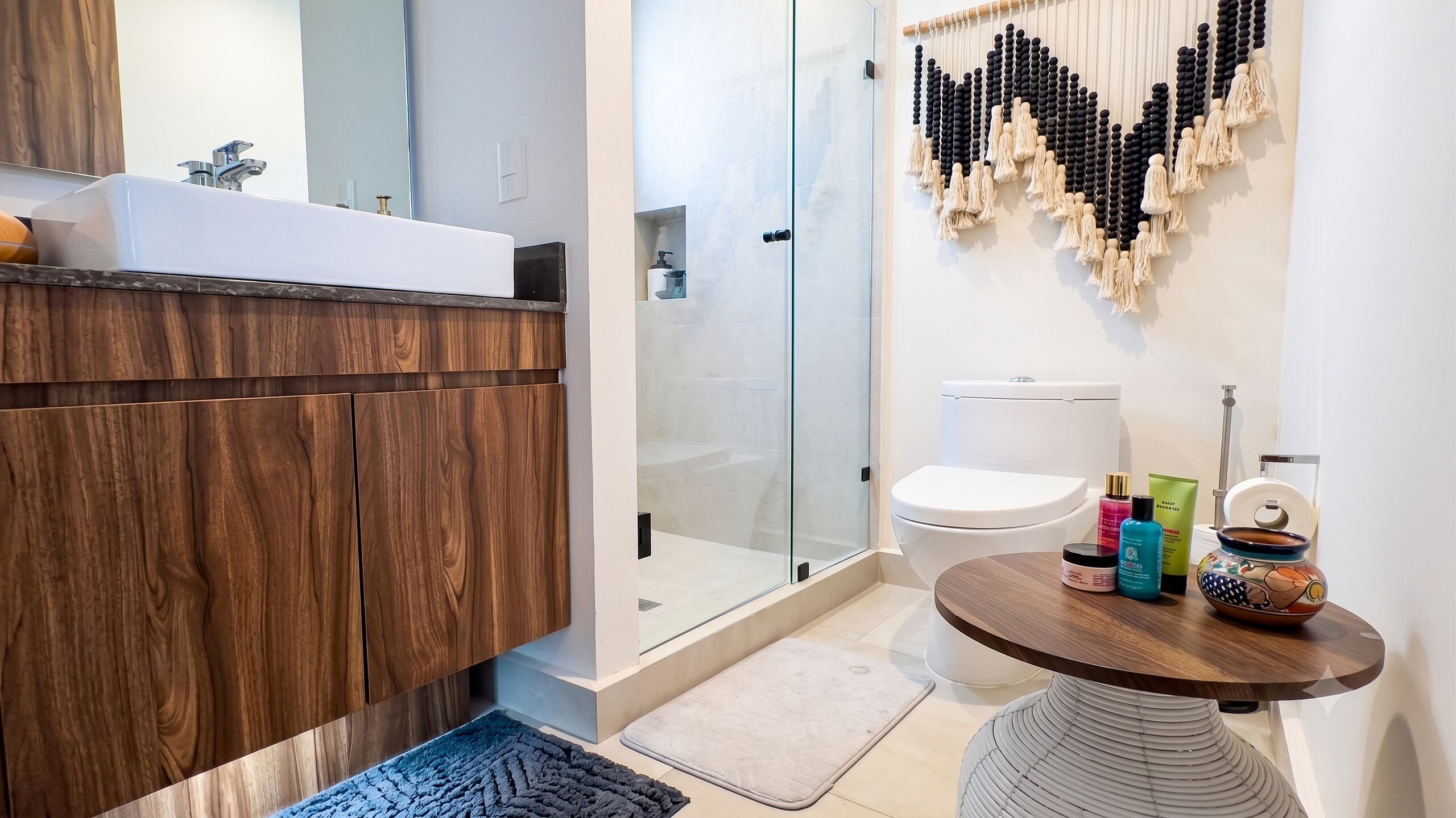 Luxe appartement | Badkamer | Een bad/douchecombinatie, gratis toiletartikelen