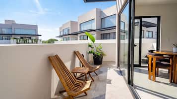 Luxury Apartment | Outdoor dining