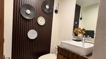 Departamento de lujo | Baño | Tina con regadera y amenidades de baño gratuitas