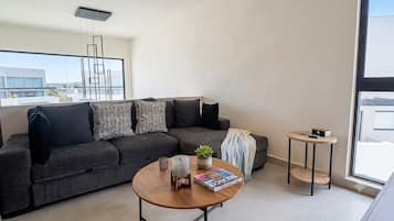 Departamento de lujo | Área de sala de estar | Televisión LED de 60 pulgadas con canales por cable