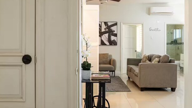 Una sala de estar moderna con un sofá, una mesa de centro y una estantería.