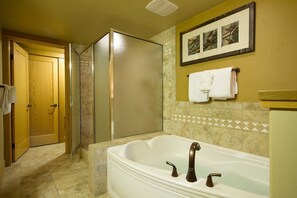 Une salle de bain avec une baignoire, une douche et des toilettes.