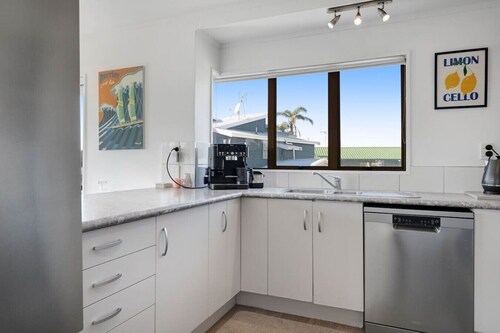 Mt Maunganui 3BR Beach Haven | Garage and Air-con