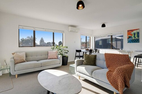 Mt Maunganui 3BR Beach Haven | Garage and Air-con