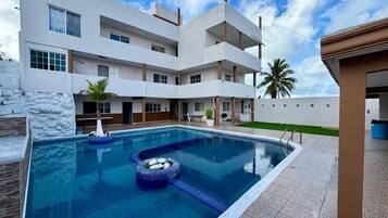 Habitación doble clásica, patio, vista al mar | Alberca | Alberca al aire libre