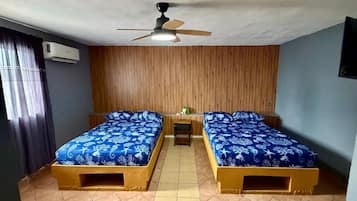 Luxury-Doppelzimmer, Terrasse, Poolblick | Kostenloses WLAN, Bettwäsche