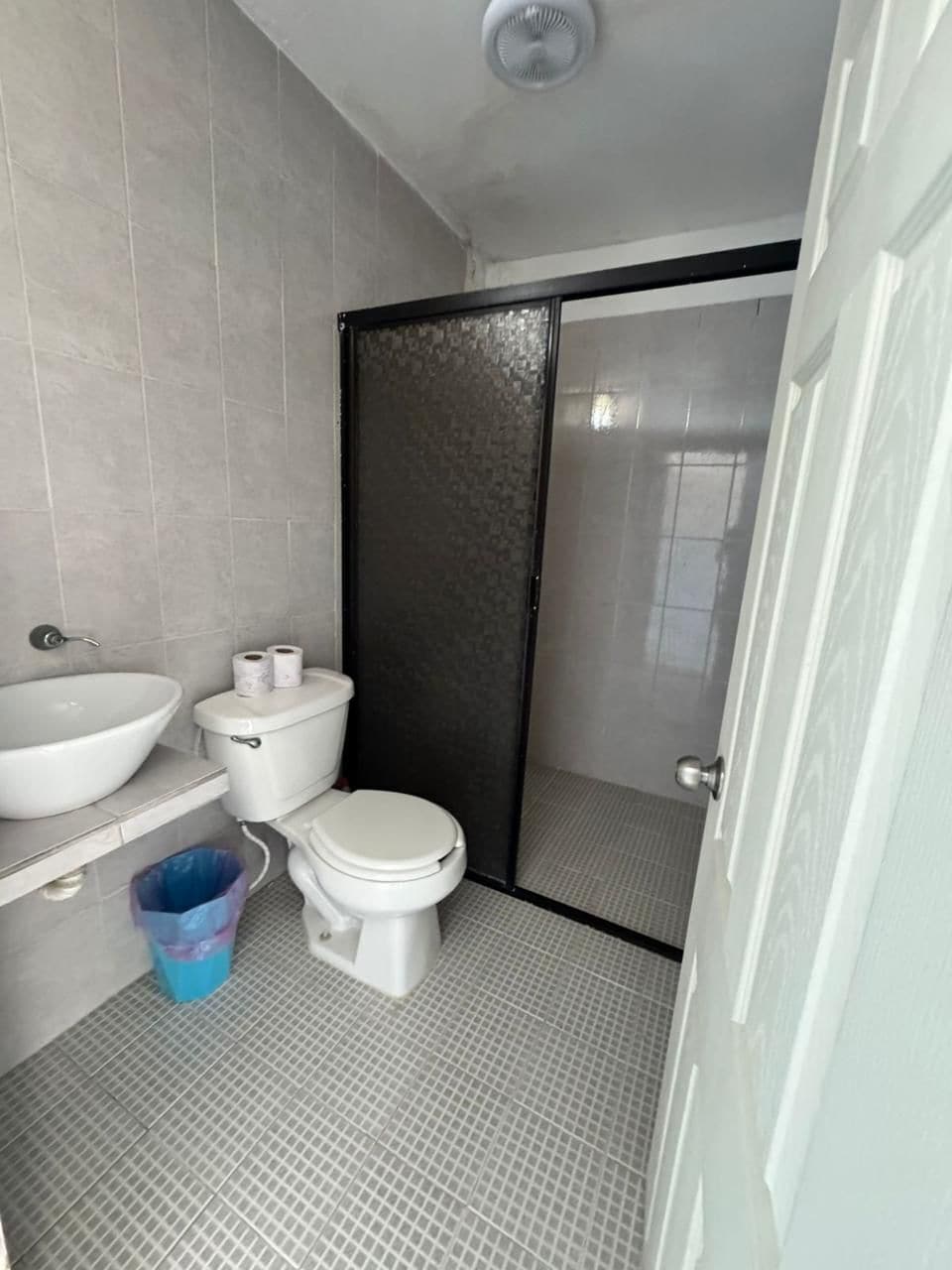 Habitación doble clásica | Baño | Regadera, toallas, jabón, shampoo 