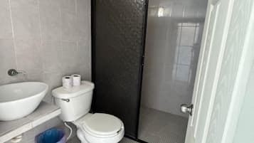 Habitación doble clásica | Baño | Regadera, toallas, jabón, shampoo