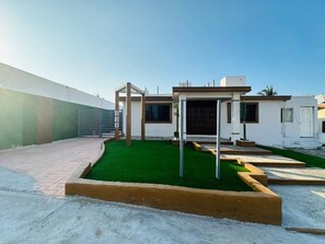 Quarto básico, varanda, vista para a piscina | Fachada