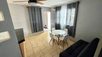 Habitación doble de lujo, patio, vista a la alberca | Interior