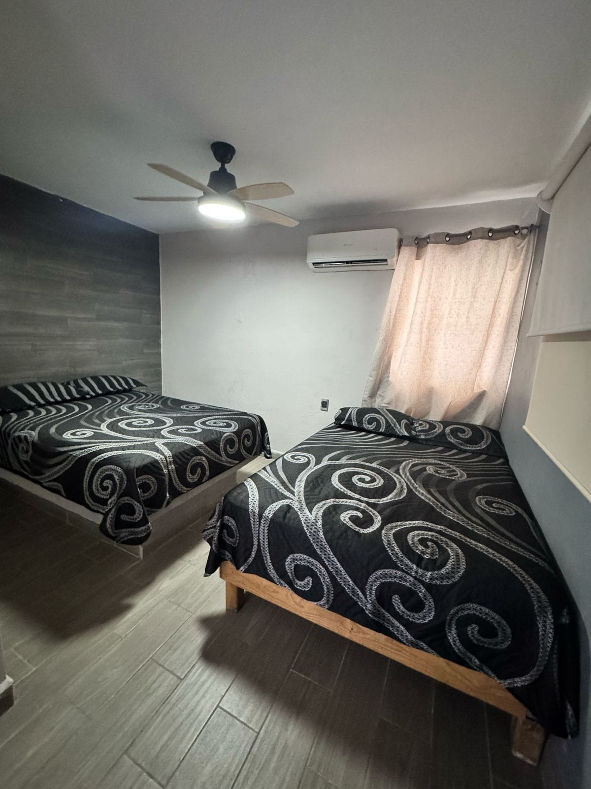 Chambre double, patio, vue sur la piscine | Accès au Wi-Fi (inclus), literie fournie
