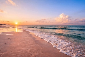 A beach with waves, a sunset, and a clear sky. - Villa Cielo y Mar Playa Miramar (Ciudad Madero)