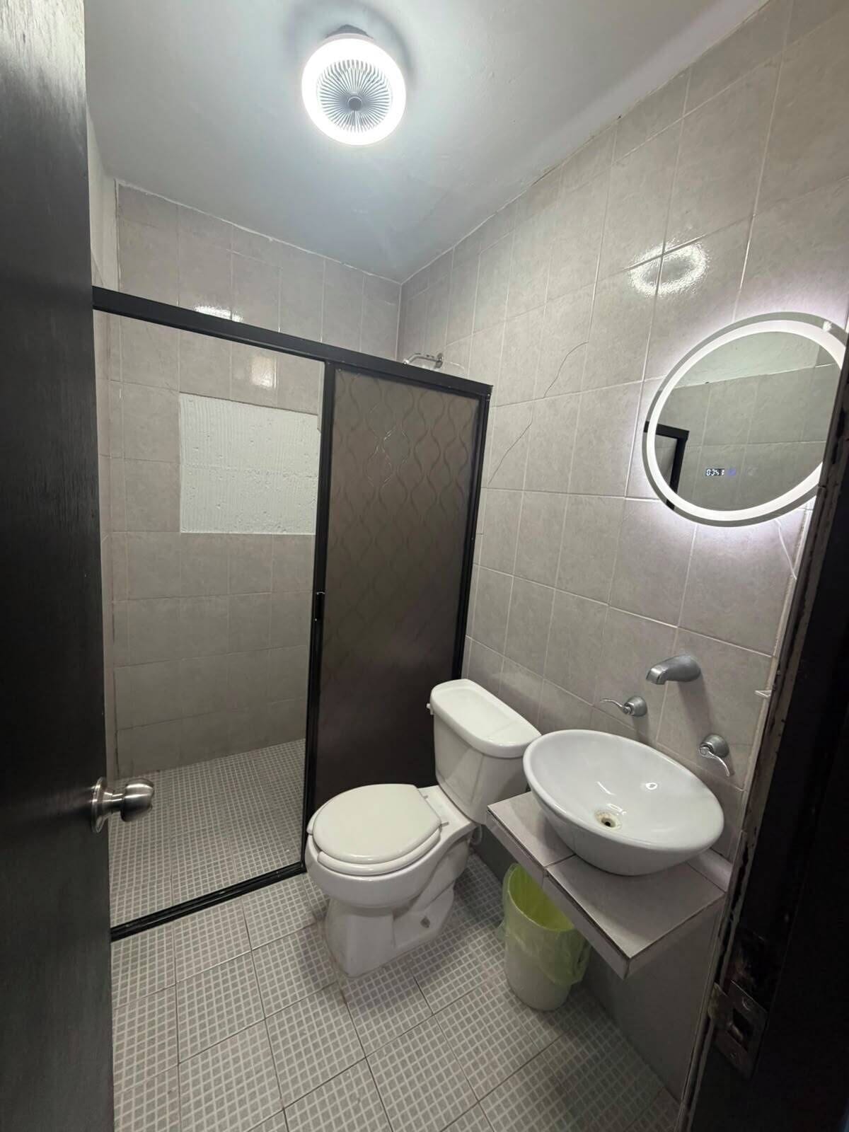 Comfort-Zimmer | Badezimmer | Dusche, Handtücher, Seife, Shampoo