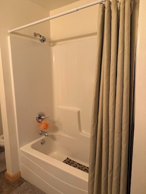 Een haardroger, handdoeken, zeep, toiletpapier