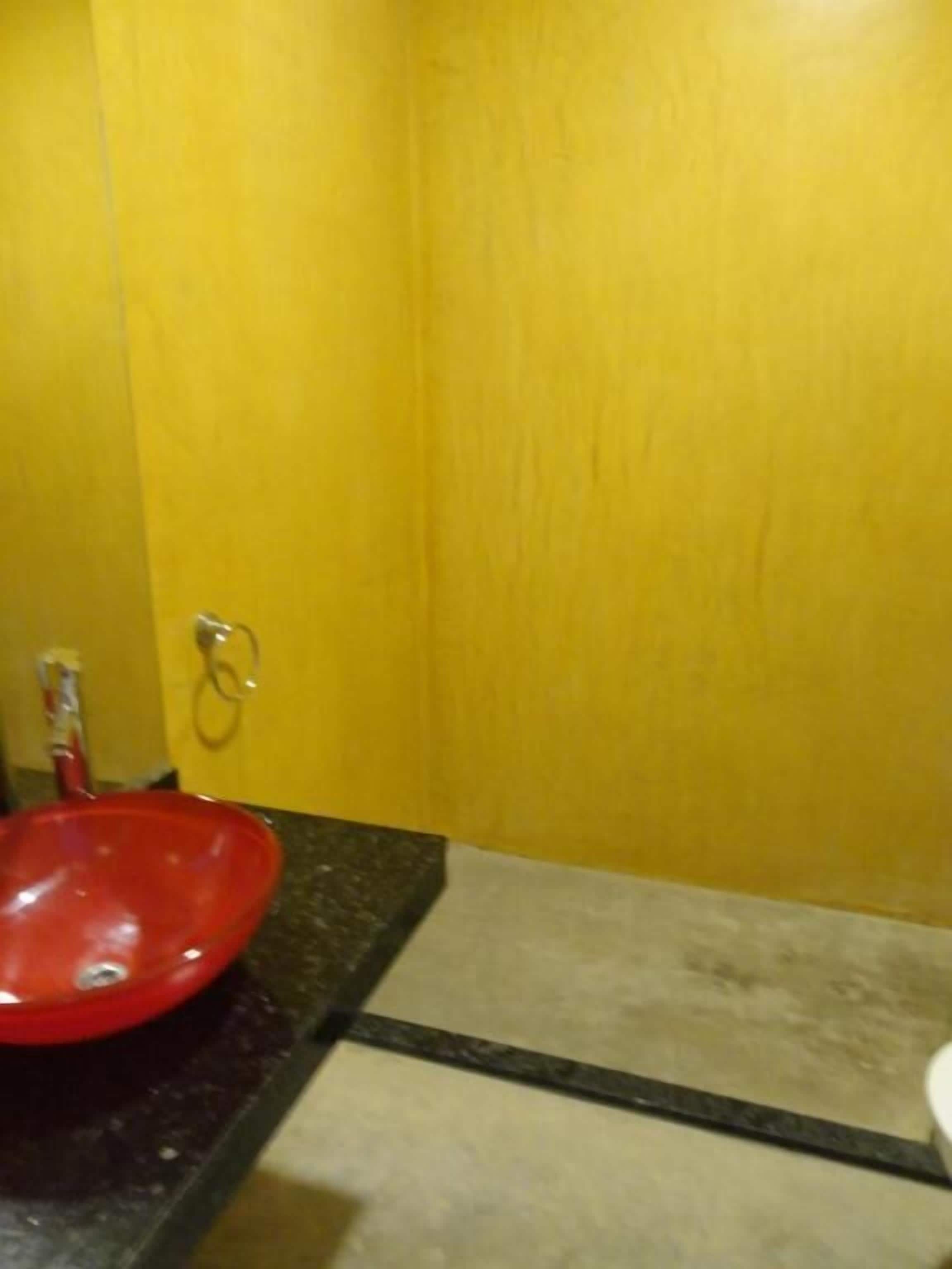 Habitación triple clásica | Baño | Ducha, artículos de higiene personal gratuitos y toallas