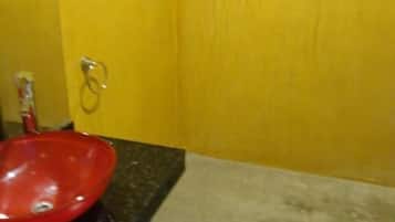 Habitación triple clásica | Baño | Ducha, artículos de higiene personal gratuitos y toallas