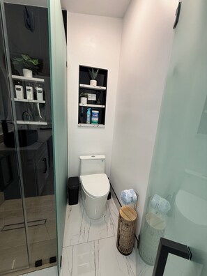 Haartrockner, Handtücher, Seife, Toilettenpapier