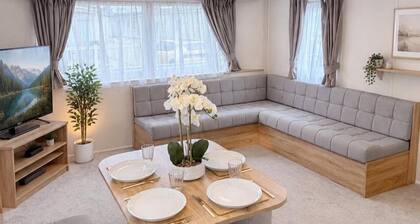 2-bed Caravan - Sleeps 6 - Pet Friendly - Parking