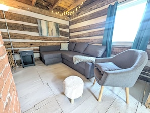 Älytelevisio, takka, kirjoja, musiikkikirjasto