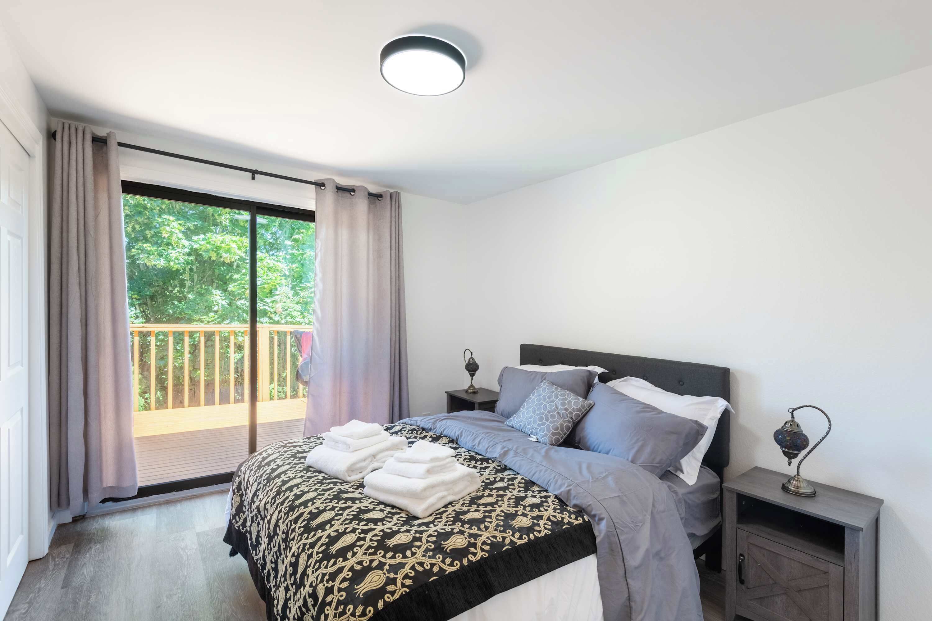 Tabla de planchar con plancha, wifi, ropa de cama