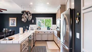 Coffee/tea maker, fridge, microwave, oven