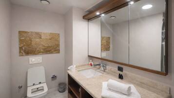 Comfort Suite, Balcony | Bathroom | Hair dryer, towels, soap, shampoo