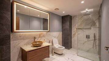 Comfort Suite, Balcony | Bathroom | Hair dryer, towels, soap, shampoo