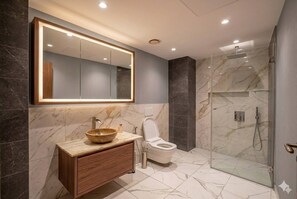 Suite Comfort, balcone | Bagno | Asciugacapelli, asciugamani, sapone, shampoo