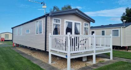 3-bed Caravan - Sleeps 8 - Pet Friendly - Parking