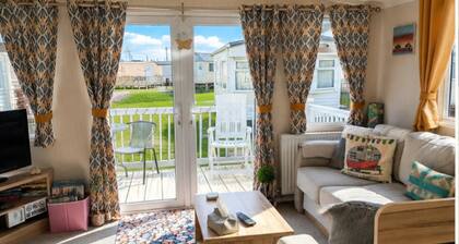 3-bed Caravan - Sleeps 8 - Pet Friendly - Parking