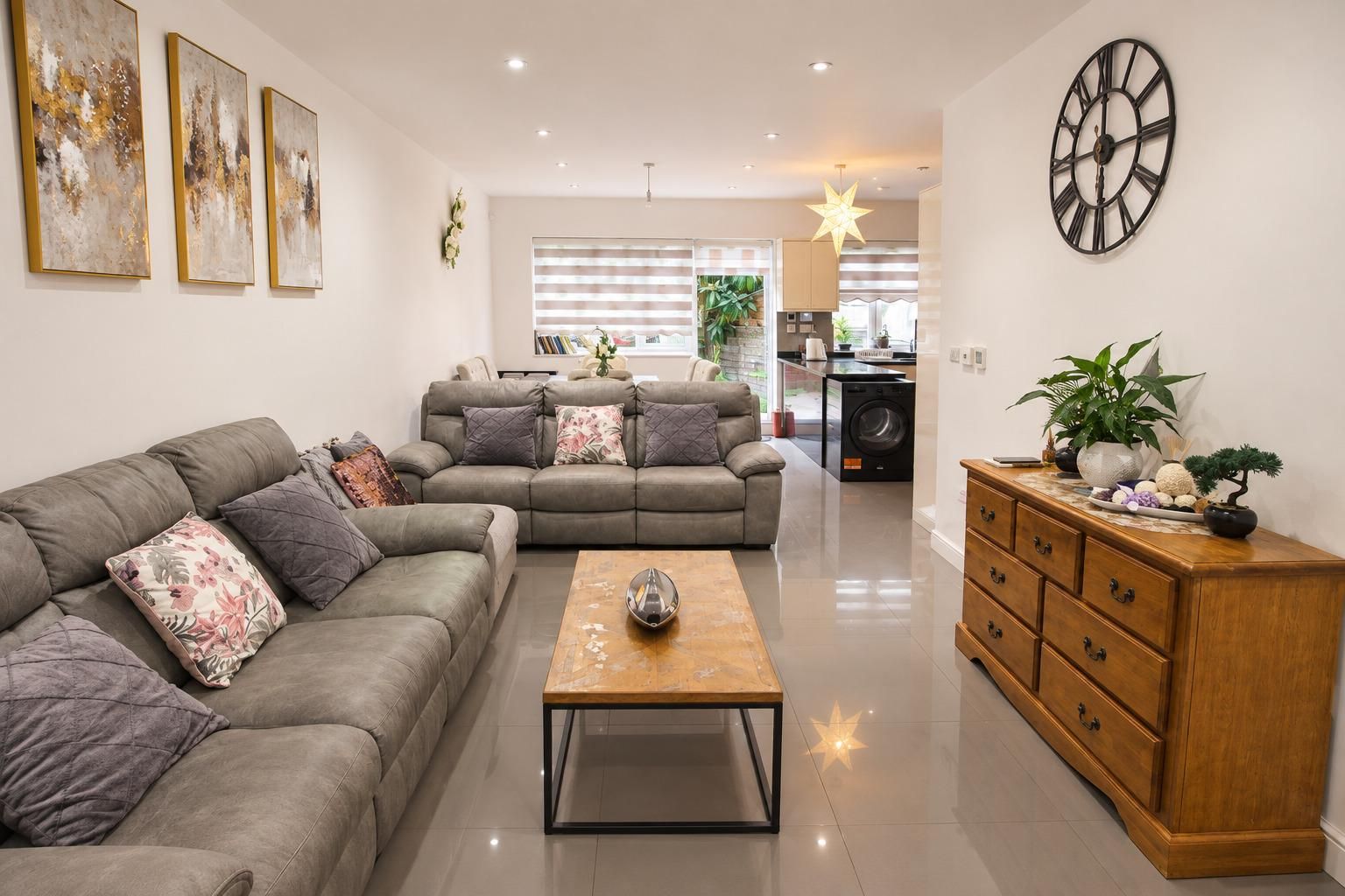 Very good size sitting room with a TV and Netflix and super Wi-Fi