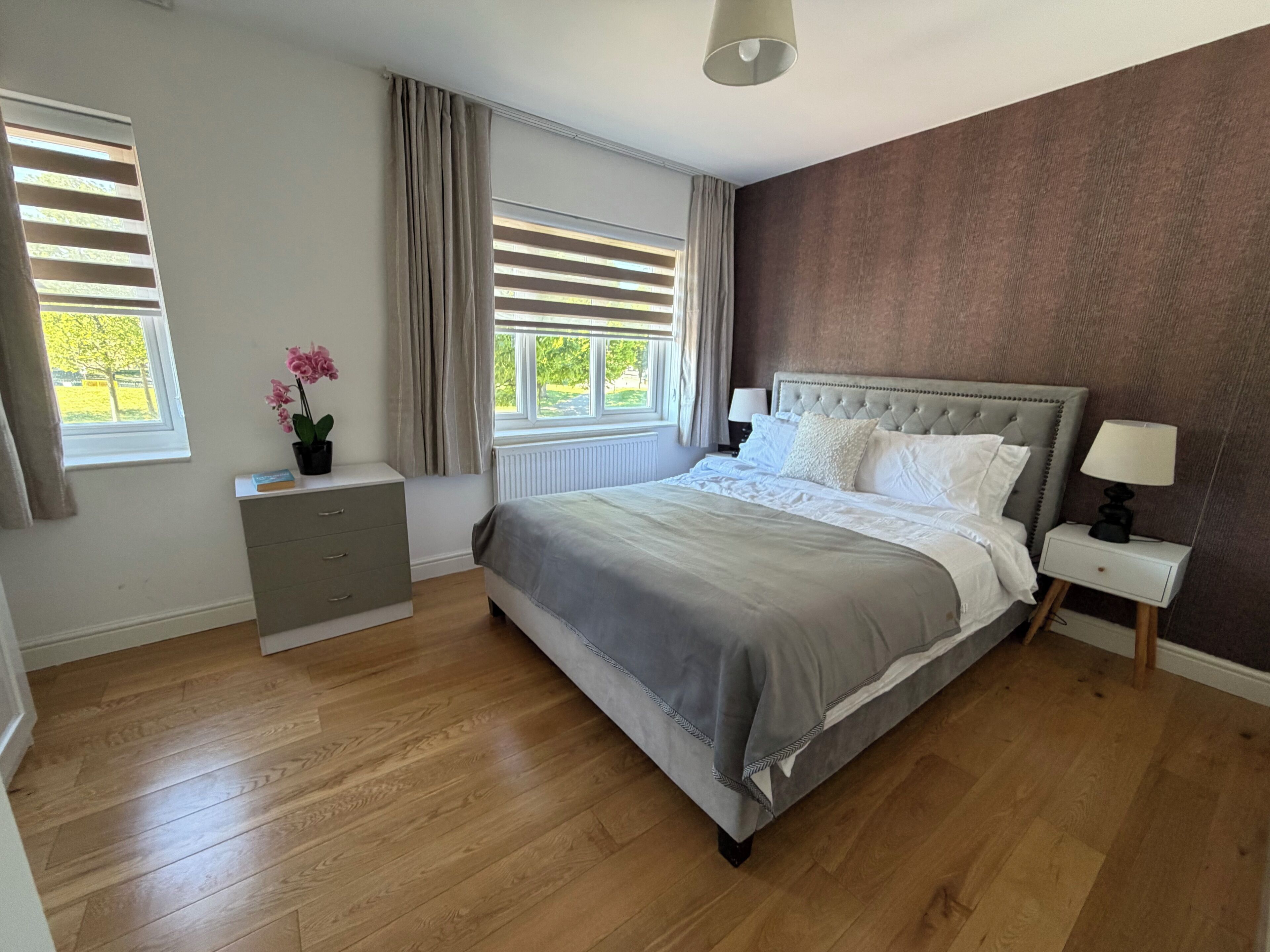 4 habitaciones, tabla de planchar con plancha, wifi y ropa de cama 
