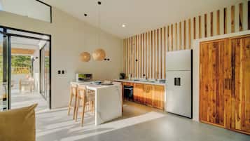 Geladeira grande, micro-ondas, fogão, cooktop