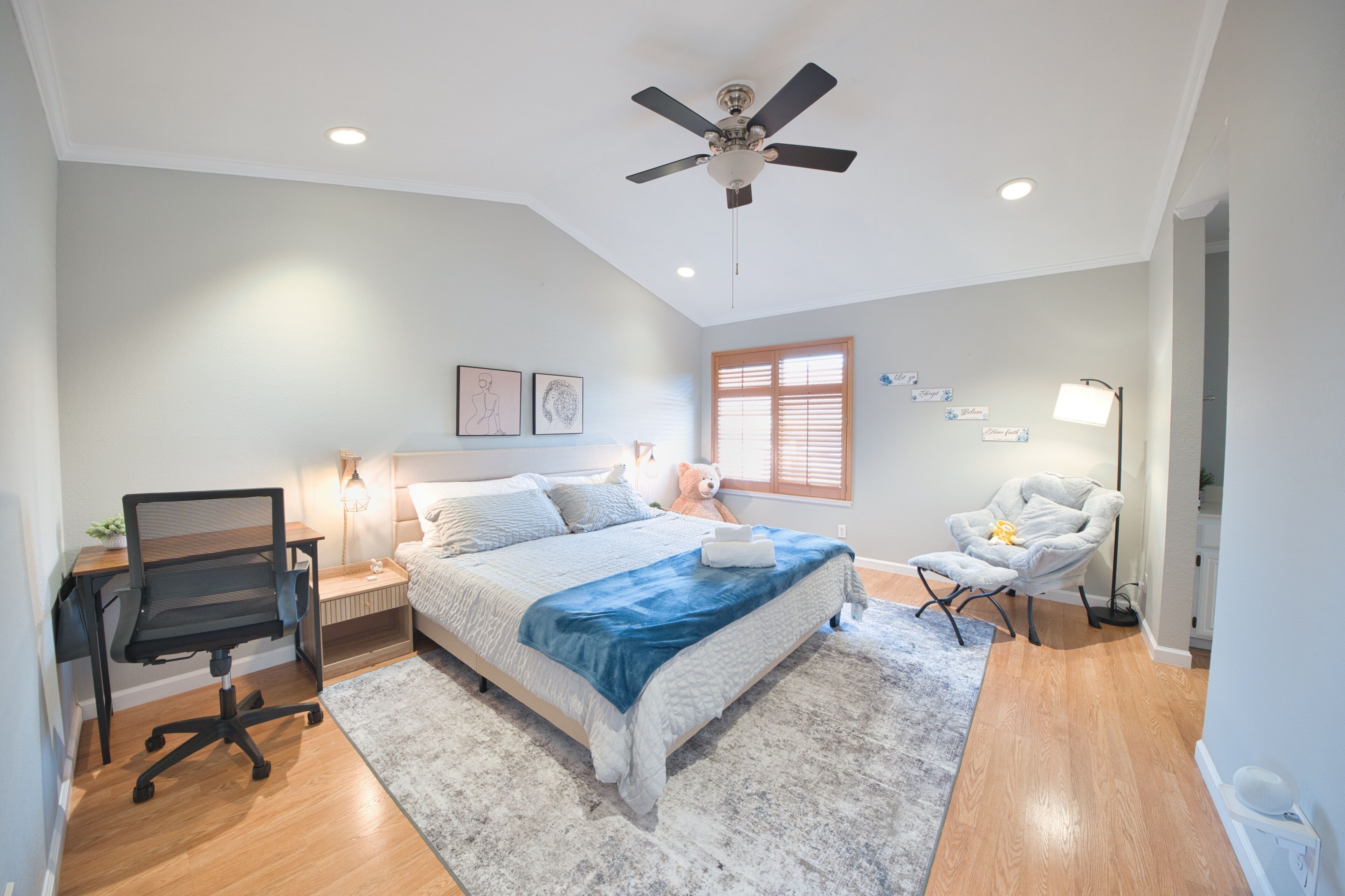 2 bedrooms, desk, iron/ironing board, WiFi