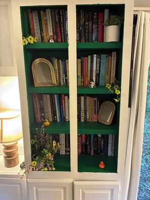 Ein Bücherregal mit Büchern und Dekorationsobjekten.