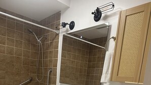 Un baño con bañera, lavabo, inodoro, espejo y ducha.