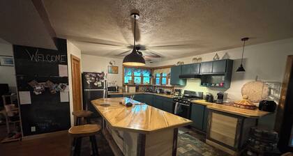 Peaceful 3-bedroom farmhouse with AC in charming Nashville