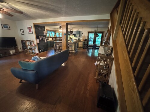 Peaceful 3-bedroom farmhouse with AC in charming Nashville