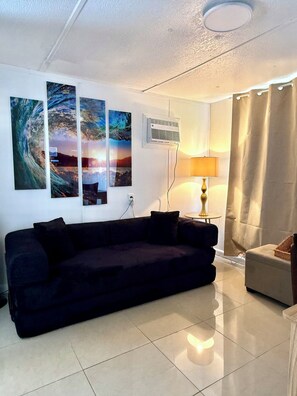 Smart TV - Cozy 1-bedroom, 1-bathroom cottage near Sawgrass AB Arena, IKEA, sleeps 4. (Plantation)