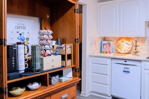 A kitchen with a coffee station, a white refrigerator, and a decorative plate on the counter. - Nanny`s Nest - A Gentle Place to Land (Nederland)