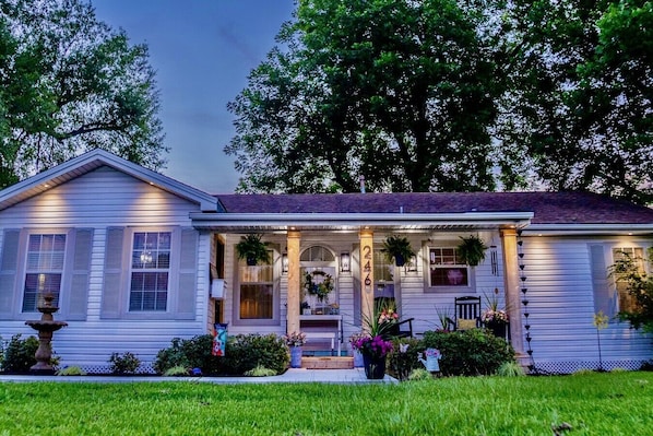 A two-story house with a porch, a front door, and a number '246' on the post. - Nanny`s Nest - A Gentle Place to Land (Nederland)