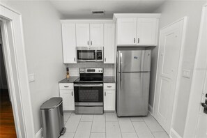 Private kitchen - Charming Lakeland Bungalow Close to Downtown (Lakeland)