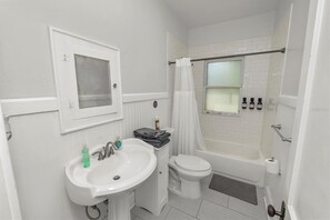 Haartrockner, Handtücher, Seife, Toilettenpapier